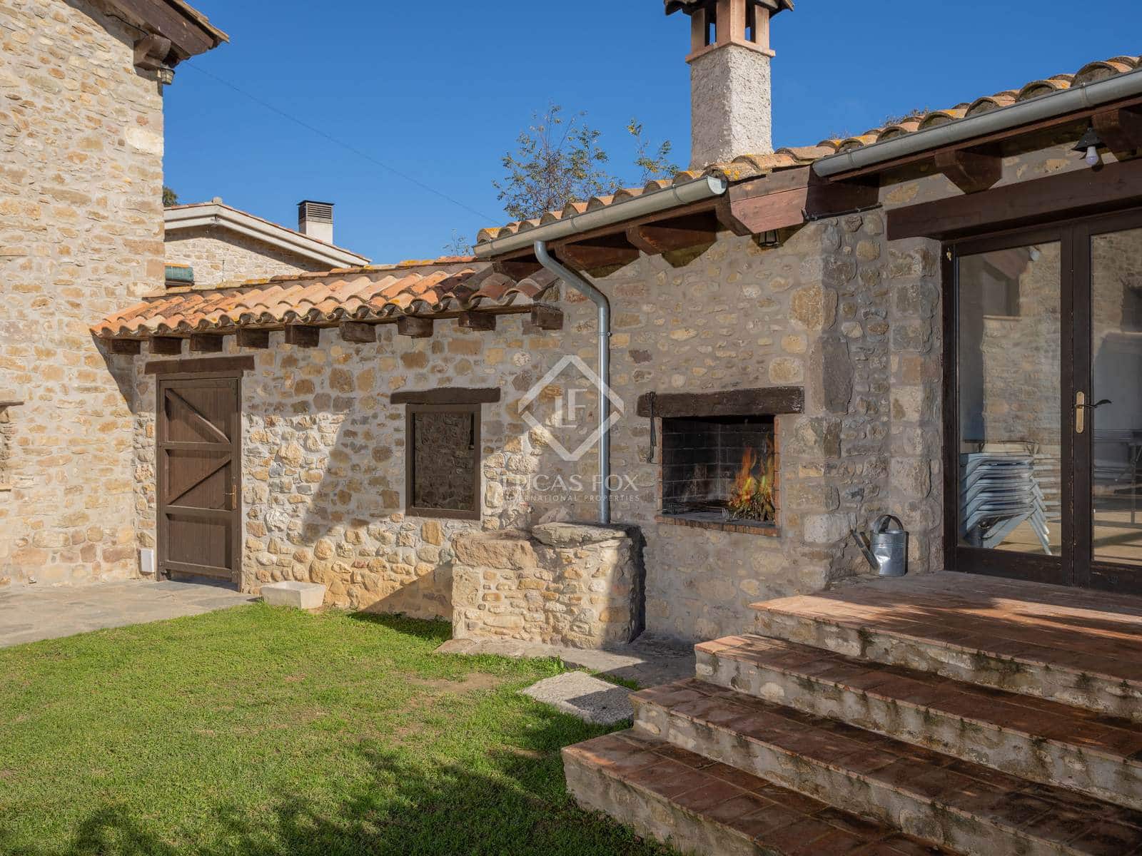 7 soveværelse Finca/Landehus til salg i Santa Pau med swimmingpool garage - € 995.000 (Ref: 8696938)
