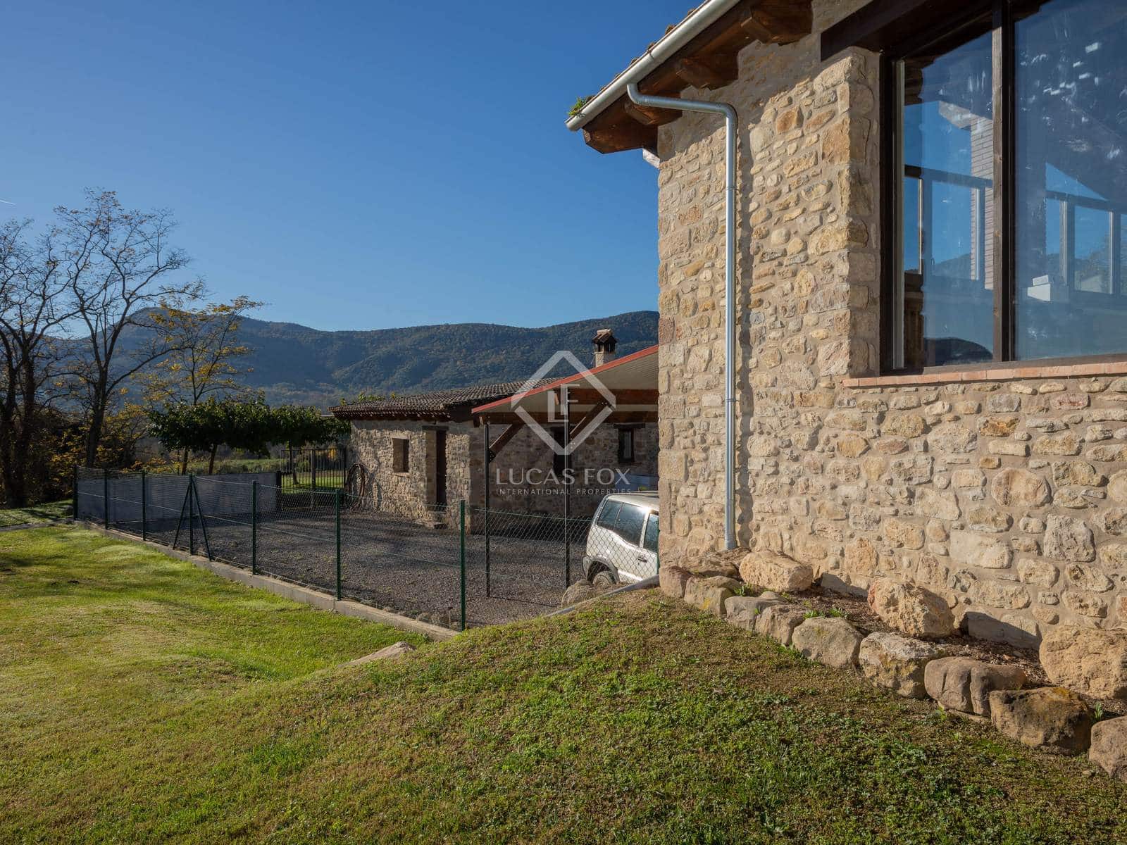 7 soveværelse Finca/Landehus til salg i Santa Pau med swimmingpool garage - € 995.000 (Ref: 8696938)