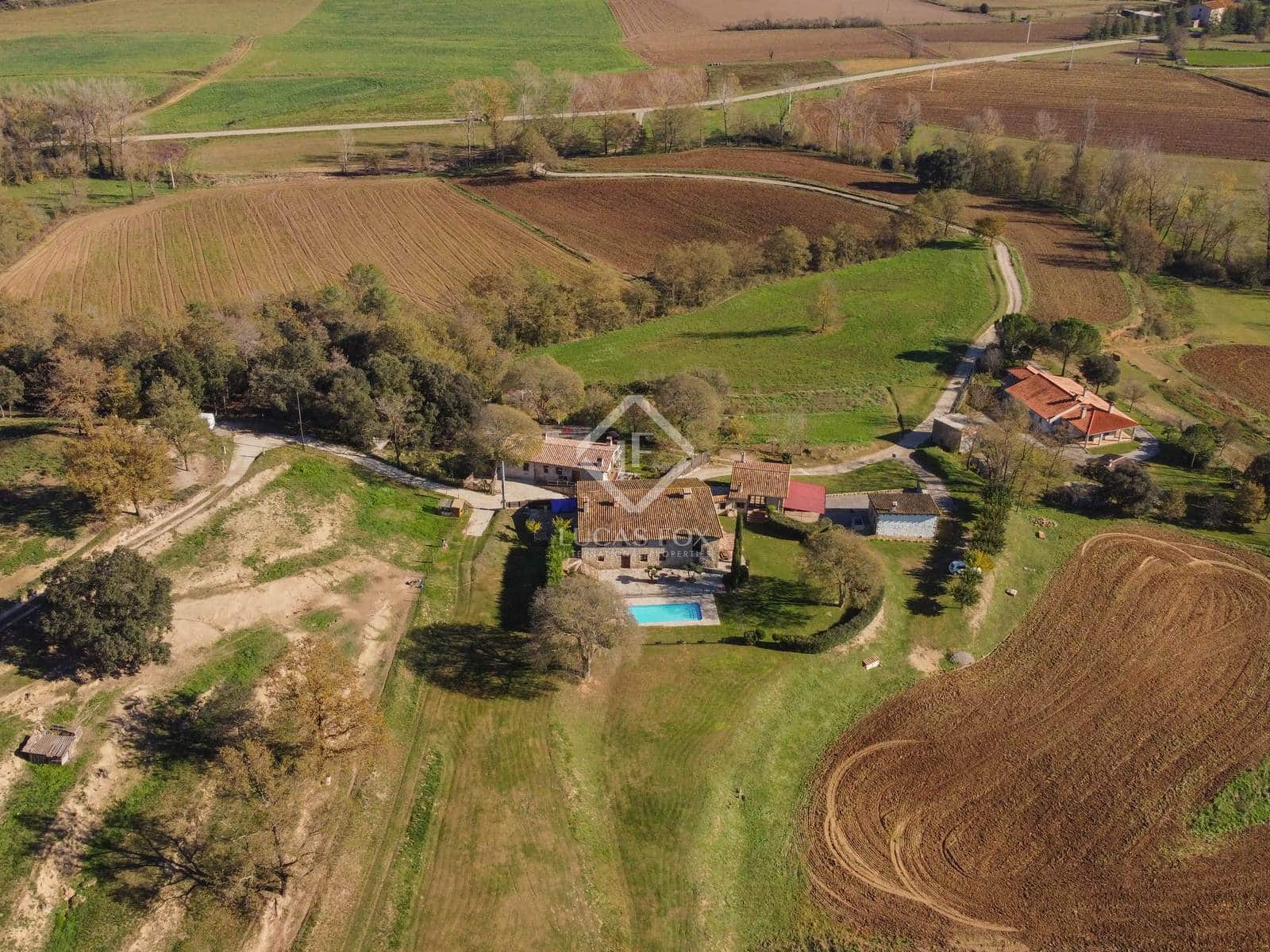 7 soveværelse Finca/Landehus til salg i Santa Pau med swimmingpool garage - € 995.000 (Ref: 8696938)