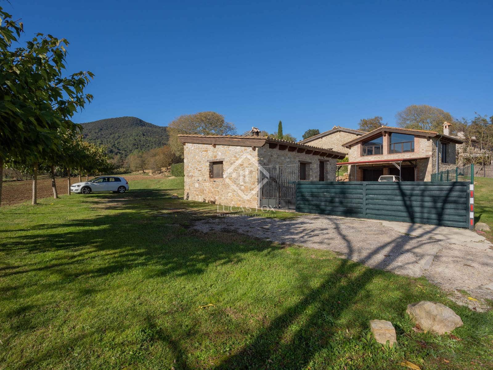 7 soveværelse Finca/Landehus til salg i Santa Pau med swimmingpool garage - € 995.000 (Ref: 8696938)