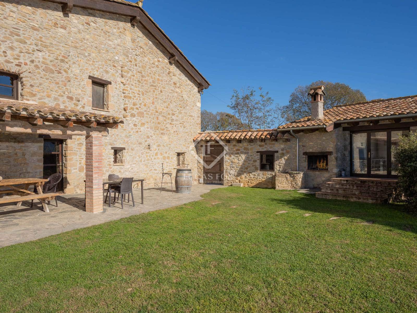 7 soveværelse Finca/Landehus til salg i Santa Pau med swimmingpool garage - € 995.000 (Ref: 8696938)