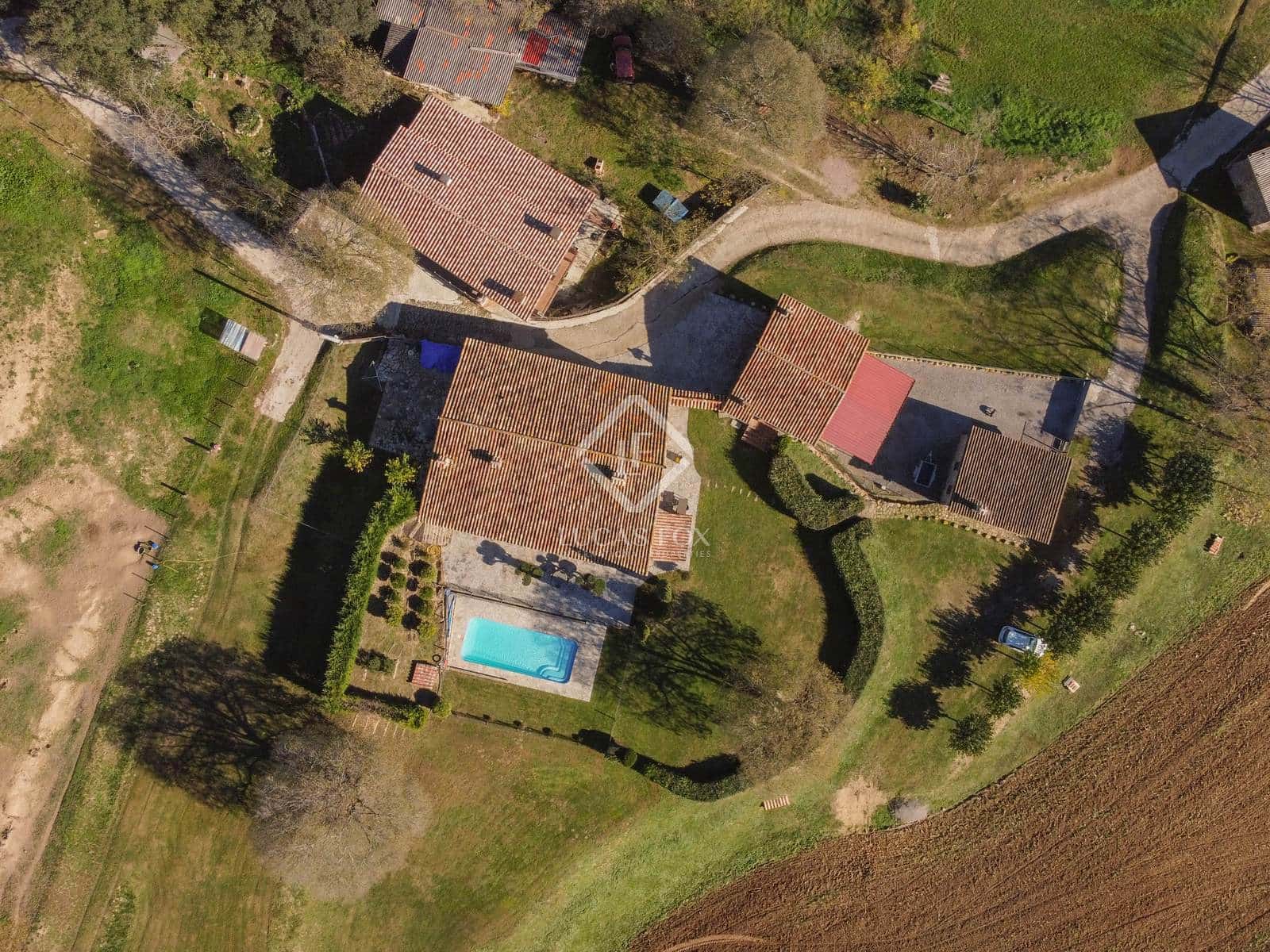 7 soveværelse Finca/Landehus til salg i Santa Pau med swimmingpool garage - € 995.000 (Ref: 8696938)