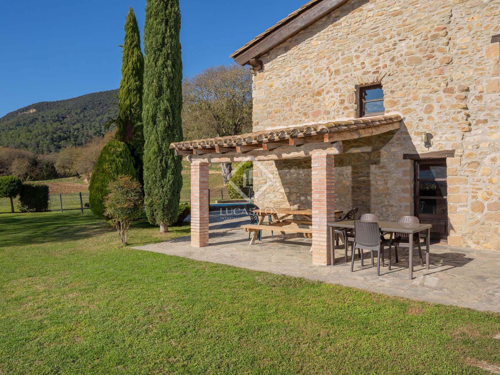 7 soveværelse Finca/Landehus til salg i Santa Pau med swimmingpool garage - € 995.000 (Ref: 8696938)