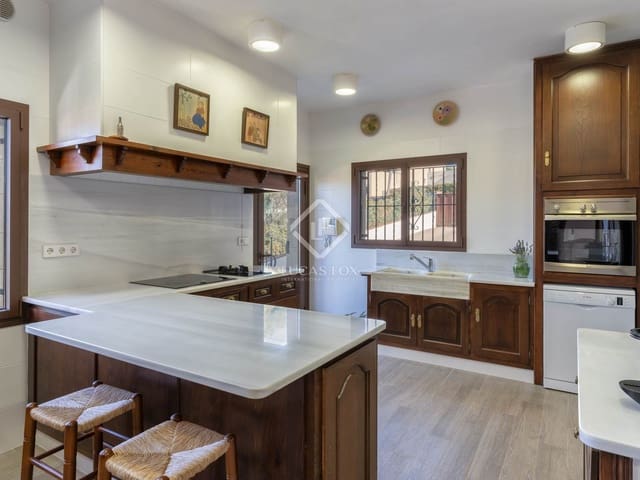 6 bedroom Villa for sale in Sant Feliu de Guíxols with garage - € 1,600,000 (Ref: 8700510)