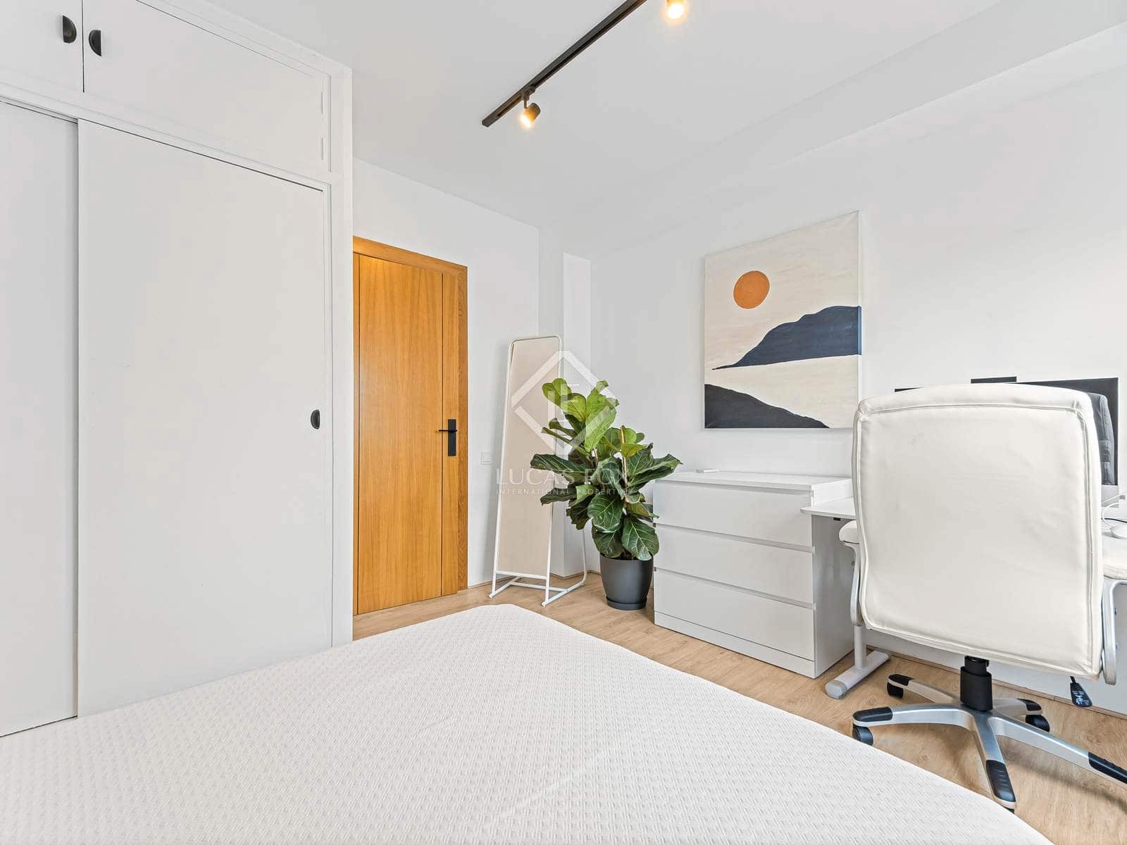 4 bedroom Apartment for sale in Alicante / Alacant city with garage - € 850,000 (Ref: 8705725)