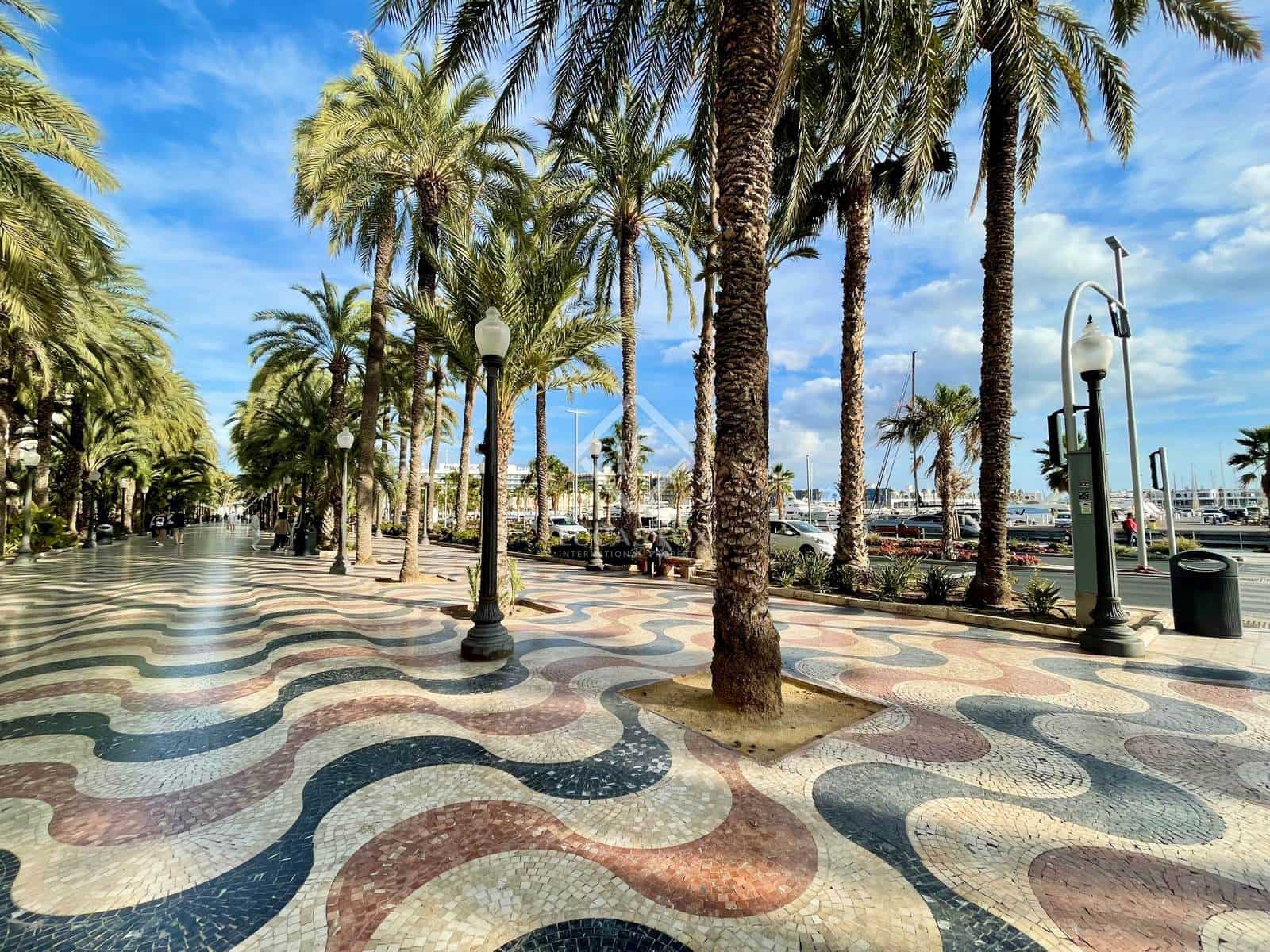 4 bedroom Apartment for sale in Alicante / Alacant city with garage - € 850,000 (Ref: 8705725)