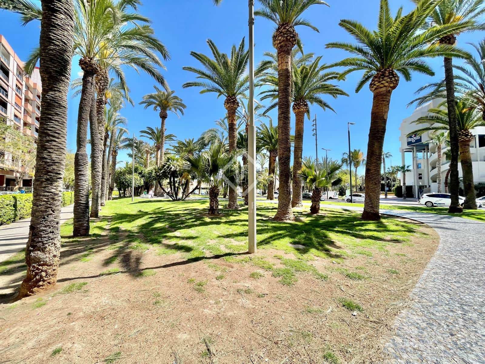 4 bedroom Apartment for sale in Alicante / Alacant city with garage - € 850,000 (Ref: 8705725)