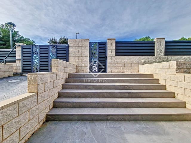 4 bedroom Villa for sale in Cunit with pool garage - € 599,000 (Ref: 8708748)