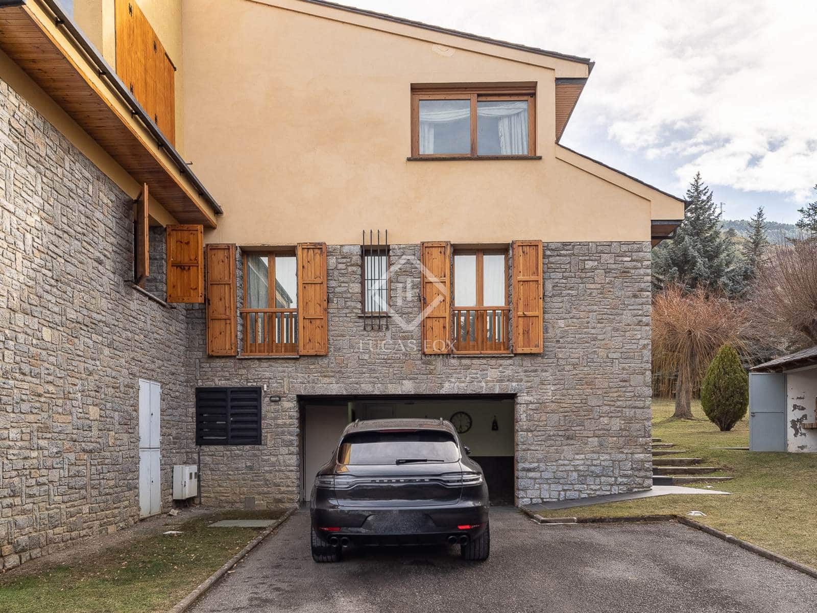 6 soveværelse Villa til salg i Alp med garage - € 860.000 (Ref: 8723410)