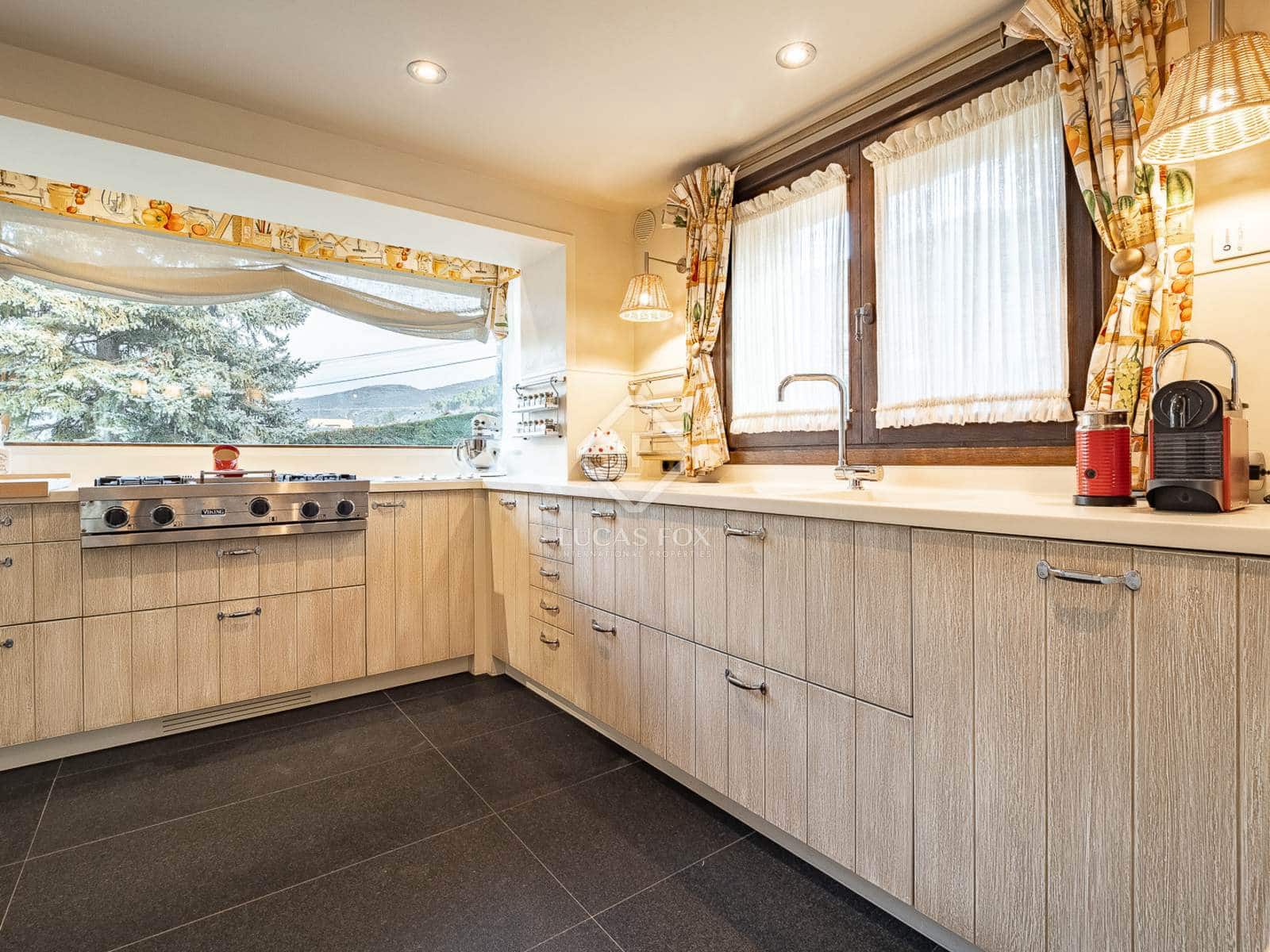 6 soveværelse Villa til salg i Alp med garage - € 860.000 (Ref: 8723410)