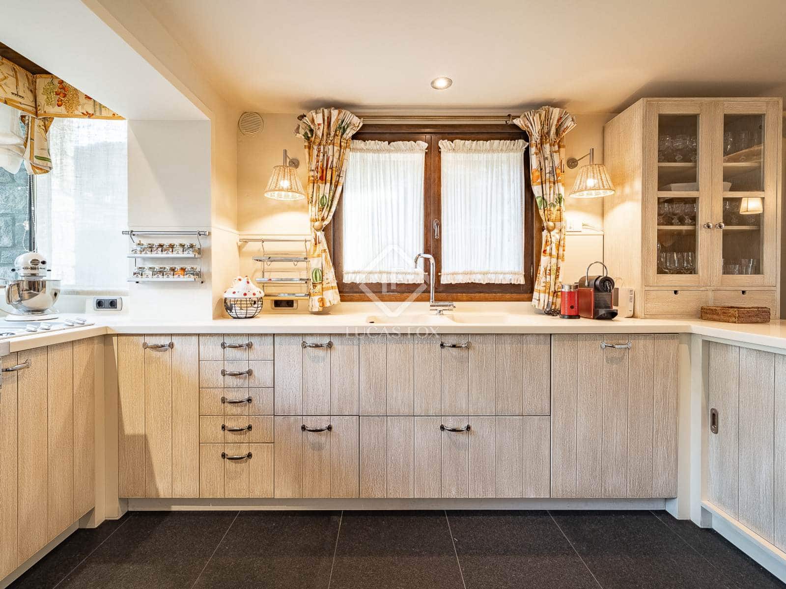 6 soveværelse Villa til salg i Alp med garage - € 860.000 (Ref: 8723410)