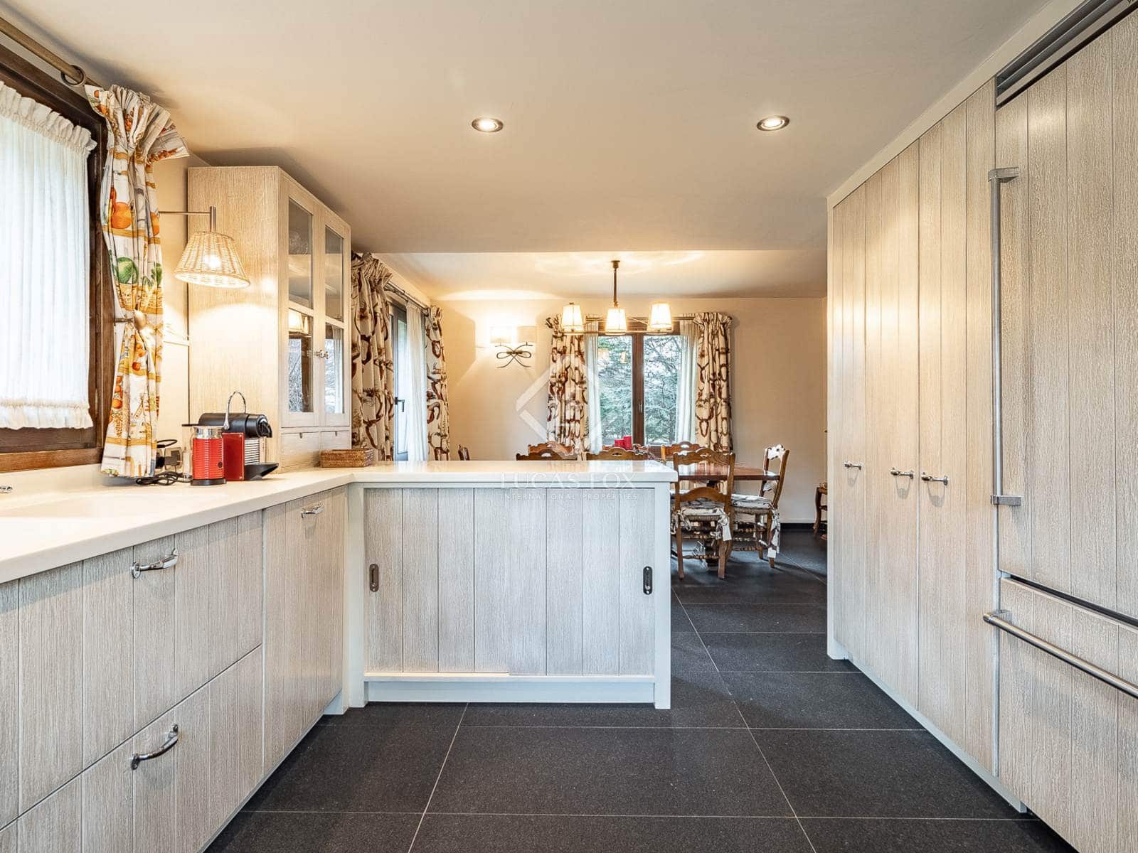 6 soveværelse Villa til salg i Alp med garage - € 860.000 (Ref: 8723410)