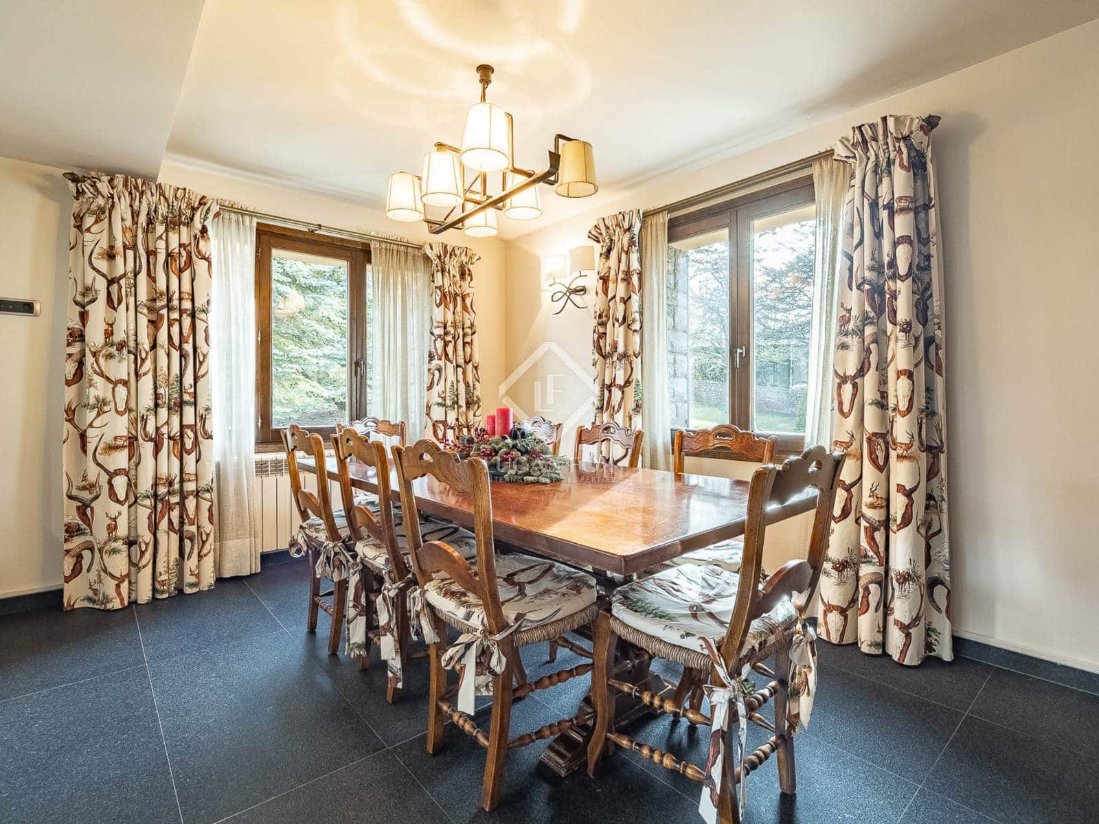 6 soveværelse Villa til salg i Alp med garage - € 860.000 (Ref: 8723410)