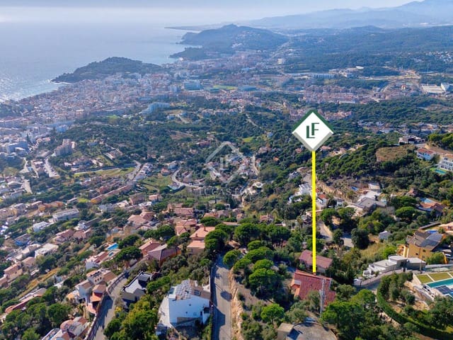 5 makuuhuone Huvila myytävänä paikassa Lloret de Mar mukana uima-altaan 
autotalli - 800 000 € (Ref: 8726684)