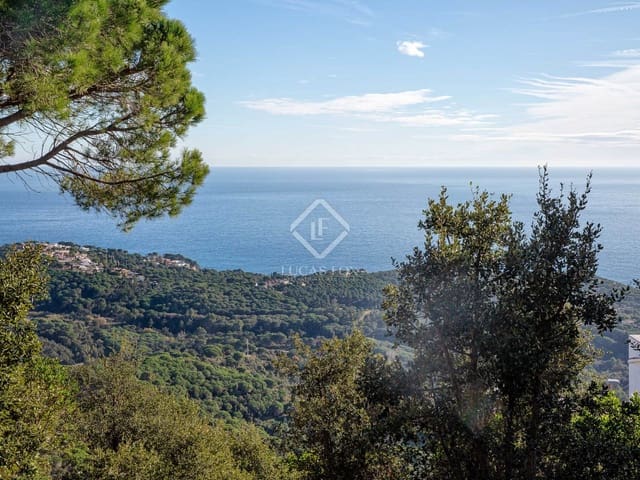 5 makuuhuone Huvila myytävänä paikassa Lloret de Mar mukana uima-altaan 
autotalli - 800 000 € (Ref: 8726684)