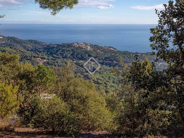 5 makuuhuone Huvila myytävänä paikassa Lloret de Mar mukana uima-altaan 
autotalli - 800 000 € (Ref: 8726684)