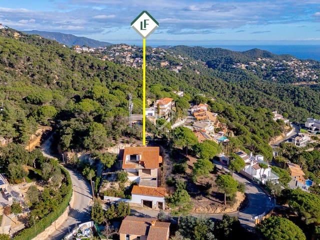 5 makuuhuone Huvila myytävänä paikassa Lloret de Mar mukana uima-altaan 
autotalli - 800 000 € (Ref: 8726684)