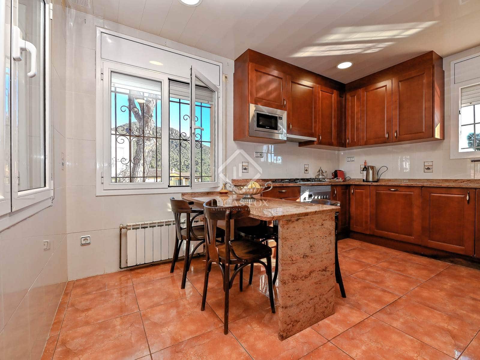 5 soveværelse Villa til salg i Santa Cristina d'Aro med swimmingpool garage - € 590.000 (Ref: 8751321)