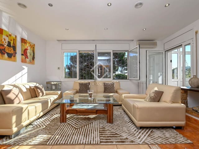 5 bedroom Villa for sale in Santa Cristina d'Aro with pool garage - € 590,000 (Ref: 8751321)