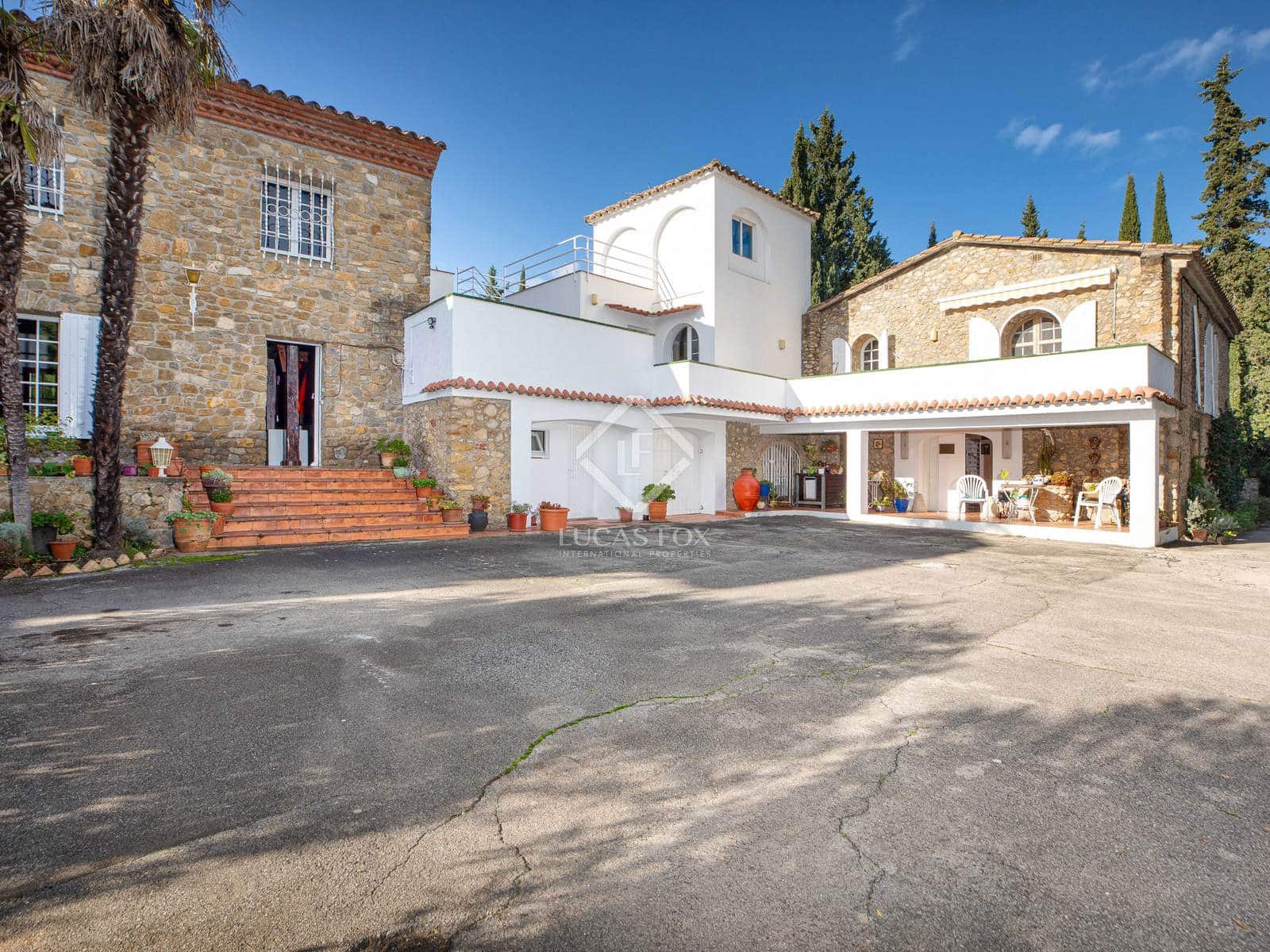 14 bedroom Finca/Country House for sale in Cabanelles - € 1,200,000 (Ref: 8758808)