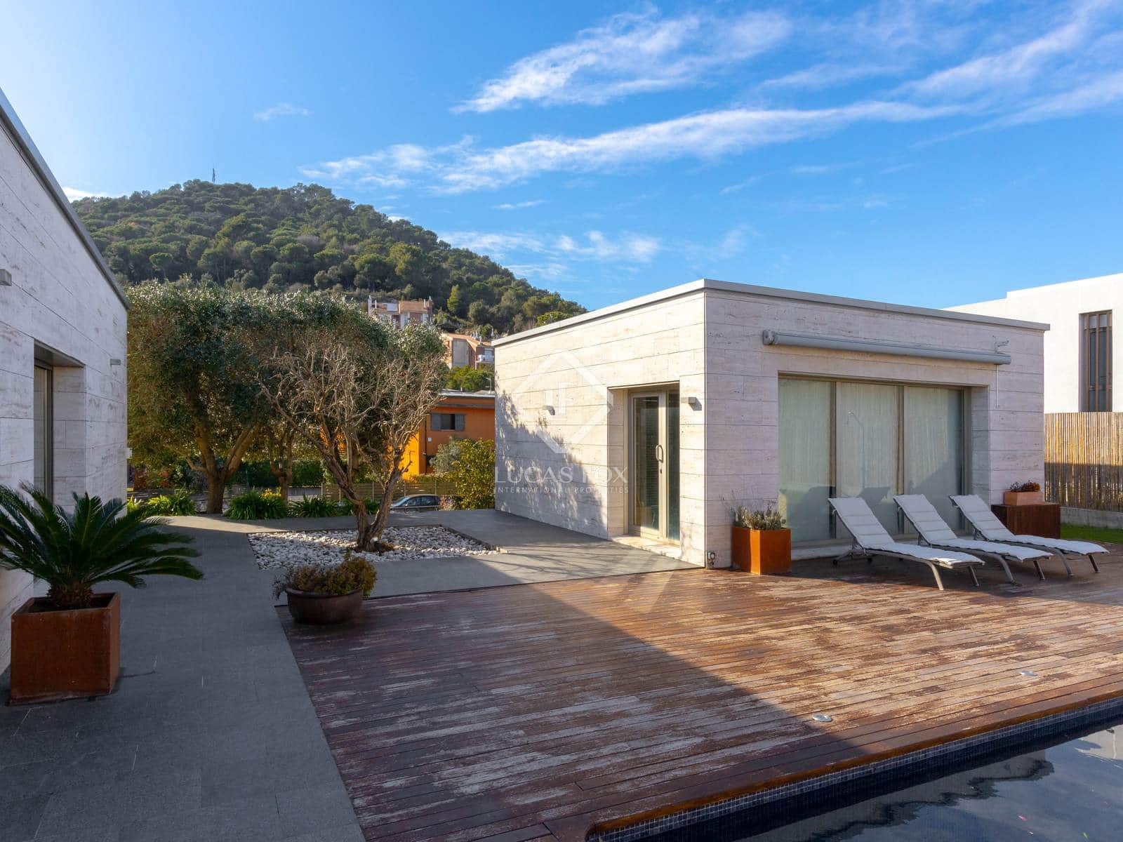 4 soverom Villa til salgs i Vallromanes med svømmebasseng garasje - € 1 260 000 (Ref: 8780258)