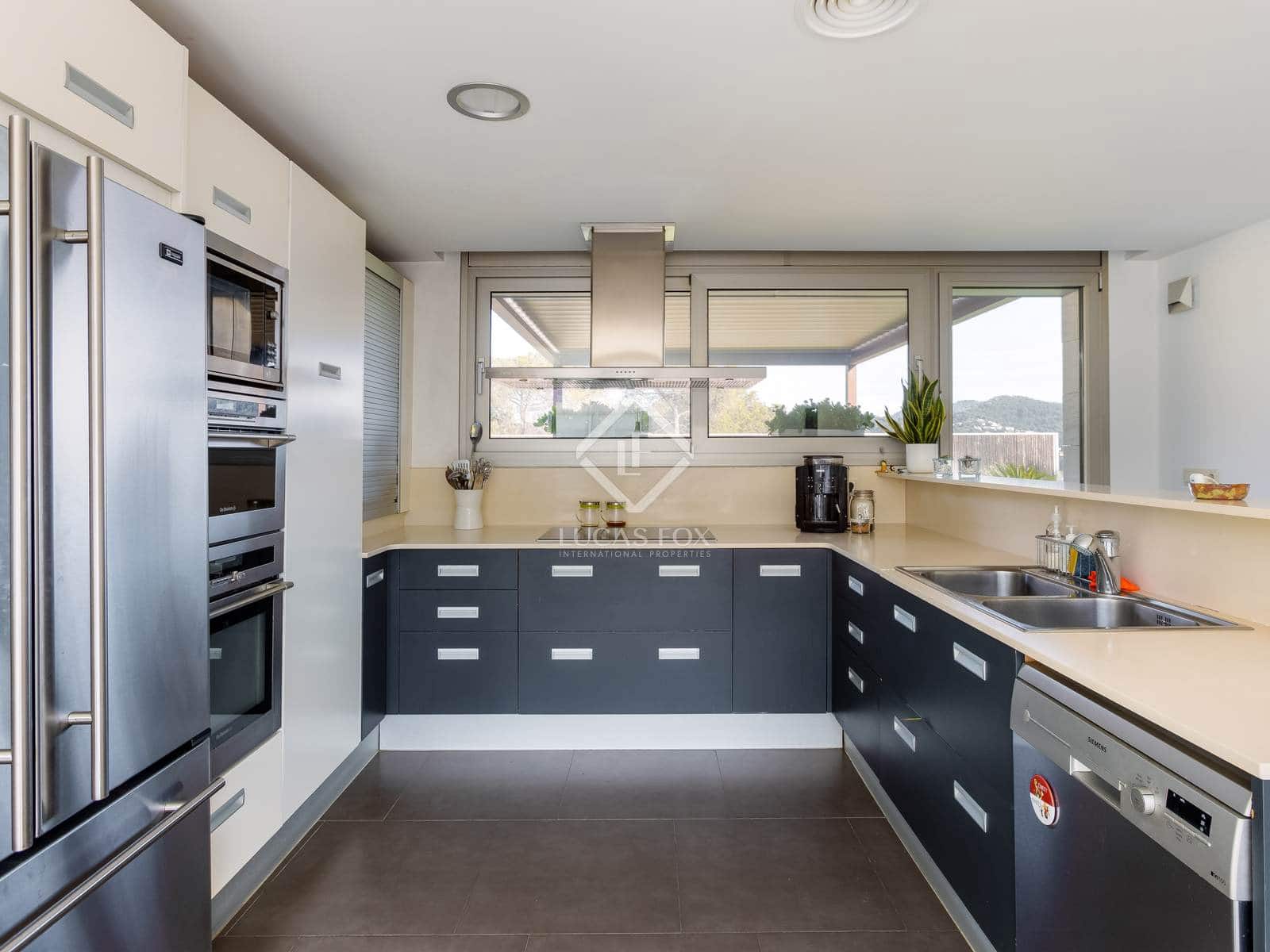 4 soverom Villa til salgs i Vallromanes med svømmebasseng garasje - € 1 260 000 (Ref: 8780258)