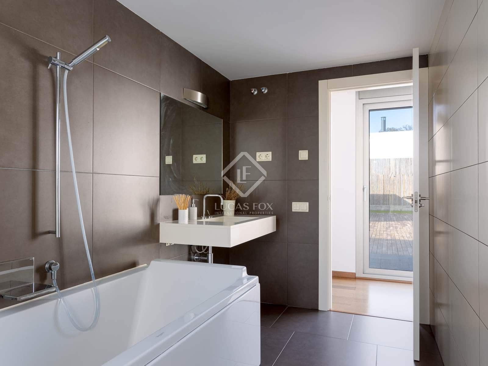 4 soverom Villa til salgs i Vallromanes med svømmebasseng garasje - € 1 260 000 (Ref: 8780258)