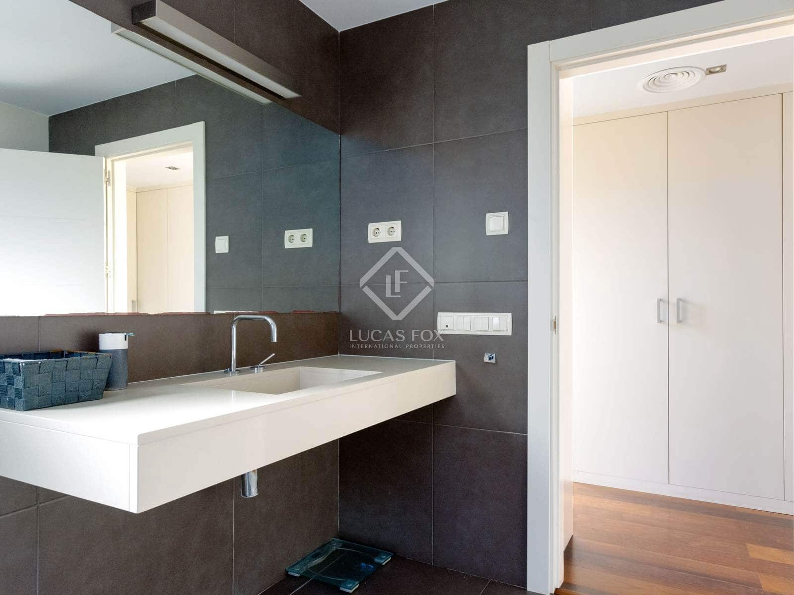 4 soverom Villa til salgs i Vallromanes med svømmebasseng garasje - € 1 260 000 (Ref: 8780258)