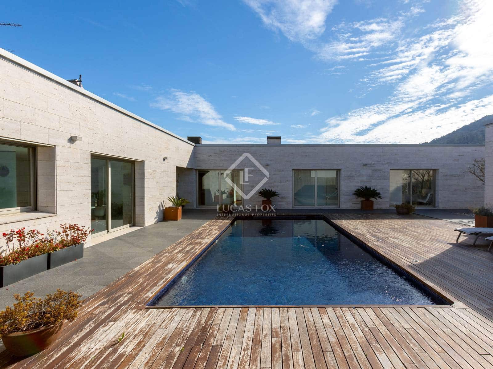 4 soverom Villa til salgs i Vallromanes med svømmebasseng garasje - € 1 260 000 (Ref: 8780258)