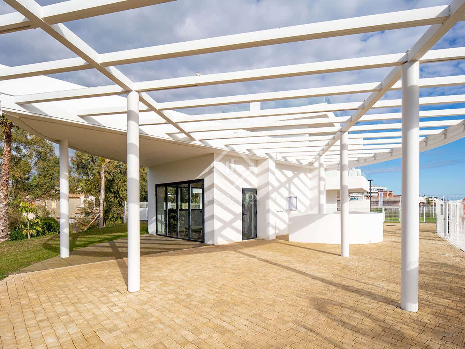 2 bedroom Apartment for sale in Estepona with pool garage - € 450,000 (Ref: 8781977)