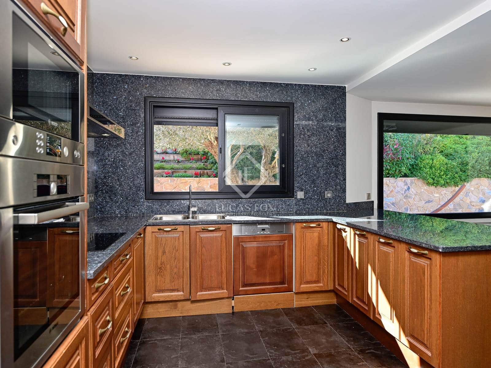 5 bedroom Villa for sale in Santa Cristina d'Aro with pool garage - € 2,500,000 (Ref: 8806542)