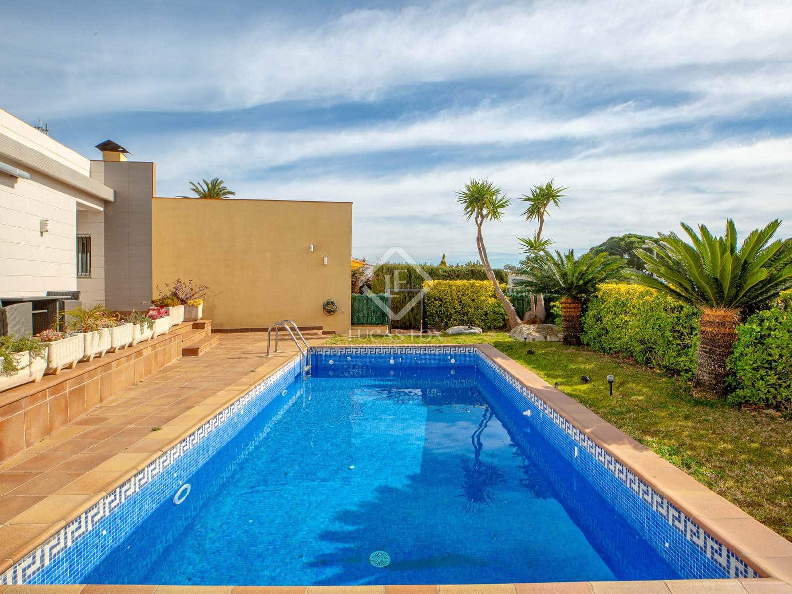 4 soveværelse Villa til salg i Lloret de Mar med swimmingpool garage - € 875.000 (Ref: 8861540)