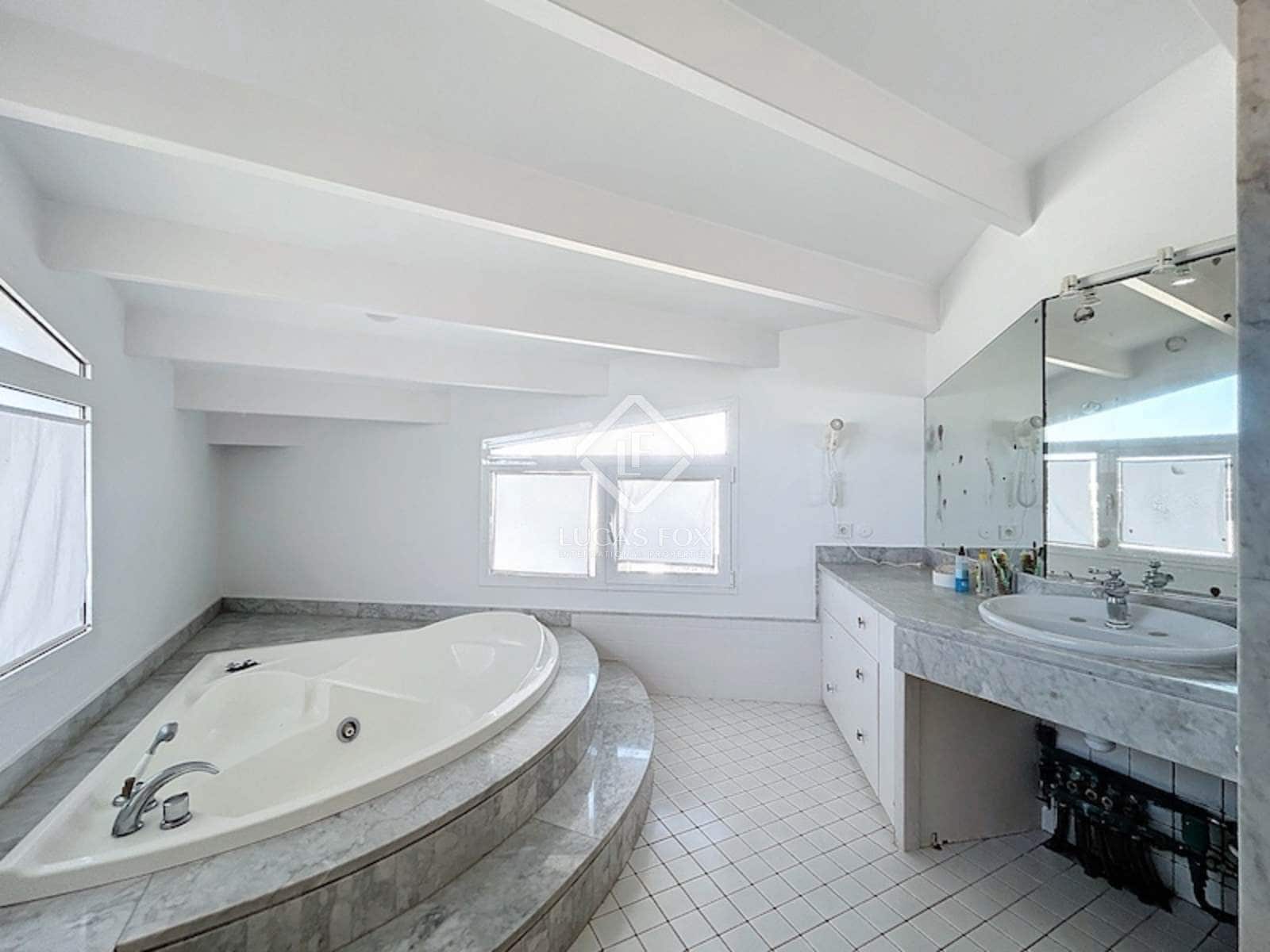 8 soveværelse Villa til salg i Es Castell med garage - € 1.275.000 (Ref: 8881140)