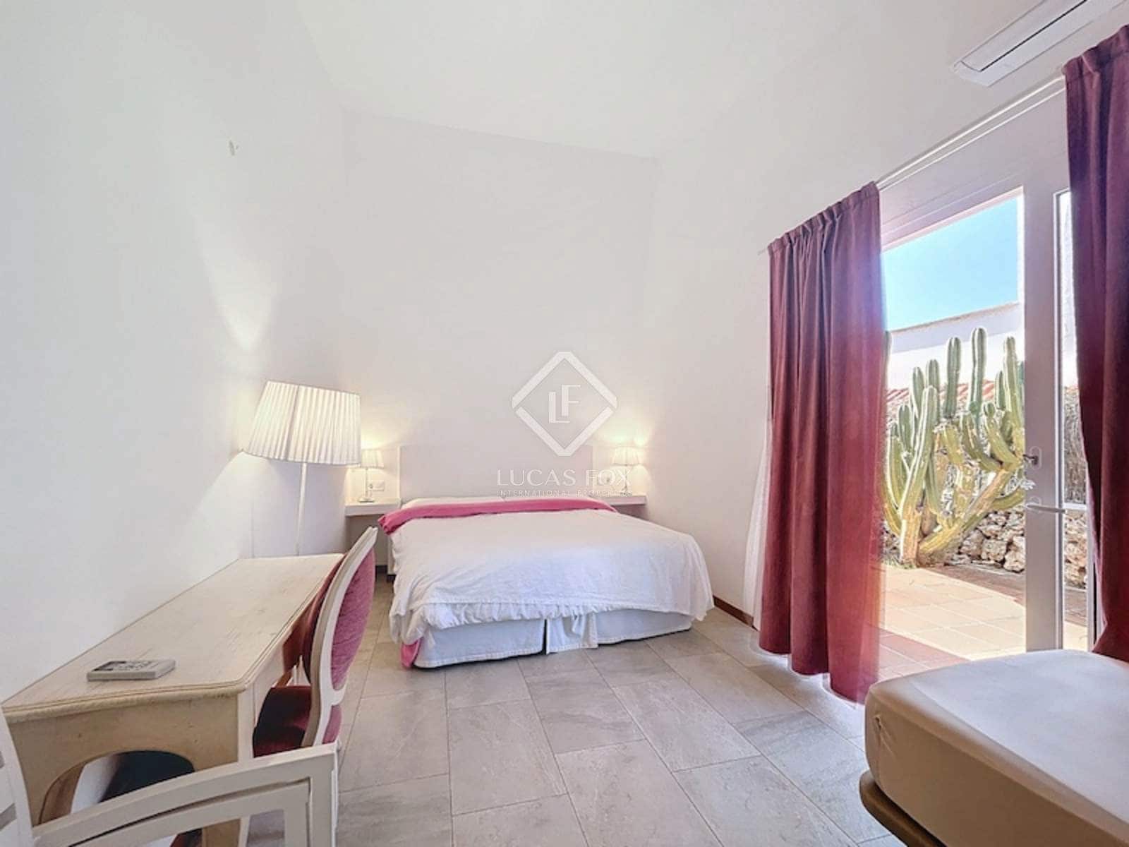 8 soveværelse Villa til salg i Es Castell med garage - € 1.275.000 (Ref: 8881140)