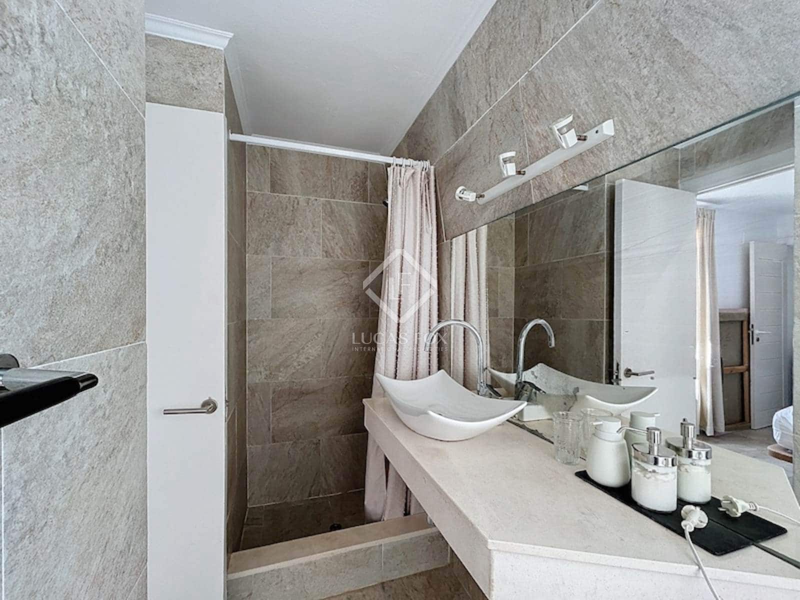 8 soveværelse Villa til salg i Es Castell med garage - € 1.275.000 (Ref: 8881140)