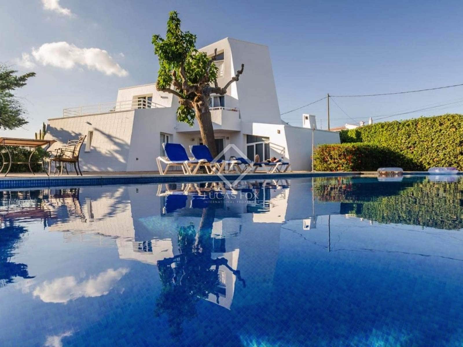 8 soveværelse Villa til salg i Es Castell med garage - € 1.275.000 (Ref: 8881140)