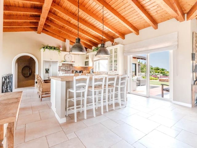 5 bedroom Villa for sale in Sitges with pool garage - € 2,650,000 (Ref: 8893652)