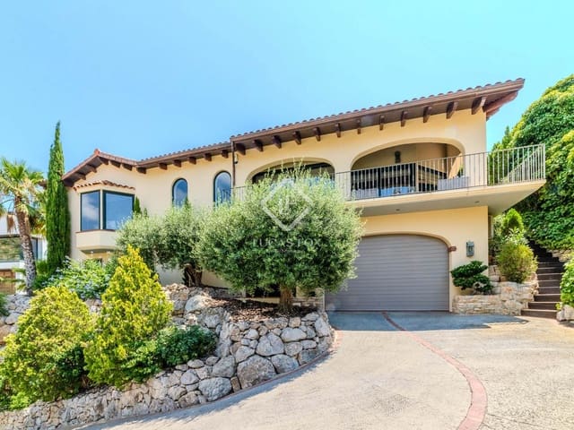 5 bedroom Villa for sale in Sitges with pool garage - € 2,650,000 (Ref: 8893652)