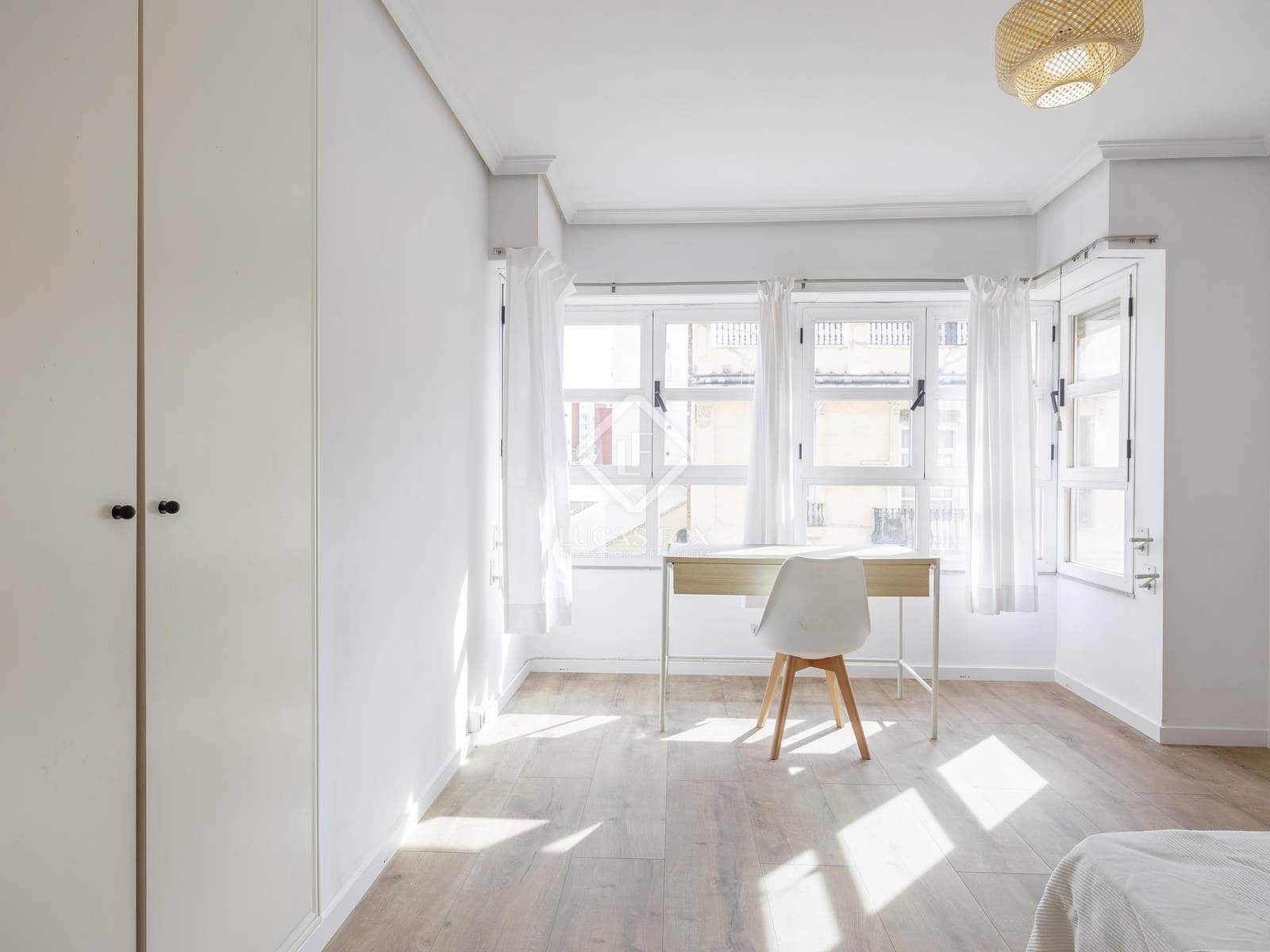 4 soverom Leilighet til leie i Valencia by med garasje - € 2 100 (Ref: 8898149)