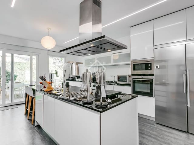 5 bedroom Villa for sale in Algete with pool garage - € 1,695,000 (Ref: 8901501)