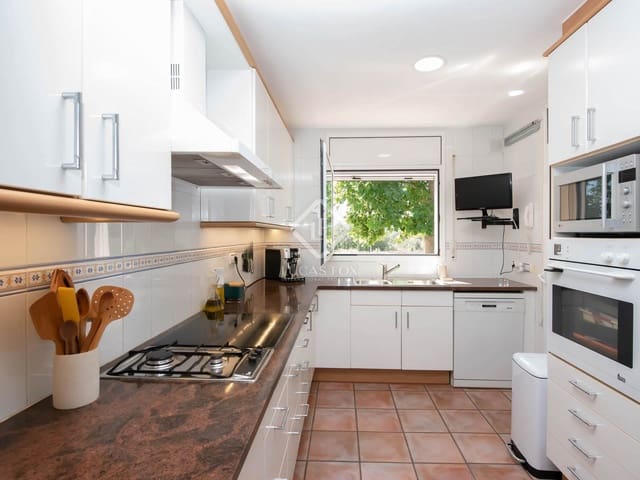 4 bedroom Villa for sale in Santa Cristina d'Aro with pool garage - € 680,000 (Ref: 8902742)