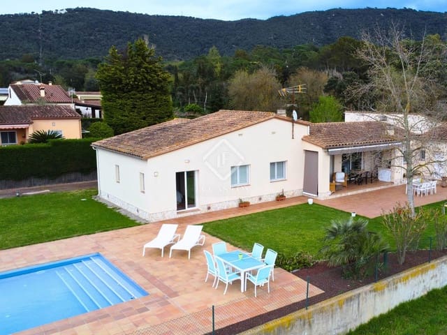 4 bedroom Villa for sale in Santa Cristina d'Aro with pool garage - € 710,000 (Ref: 8902742)