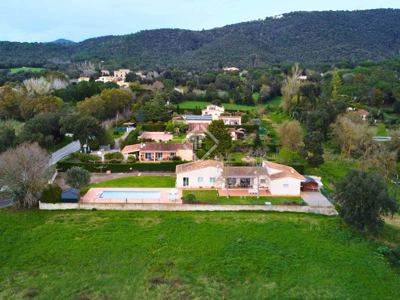 4 bedroom Villa for sale in Santa Cristina d'Aro with pool garage - € 710,000 (Ref: 8902742)