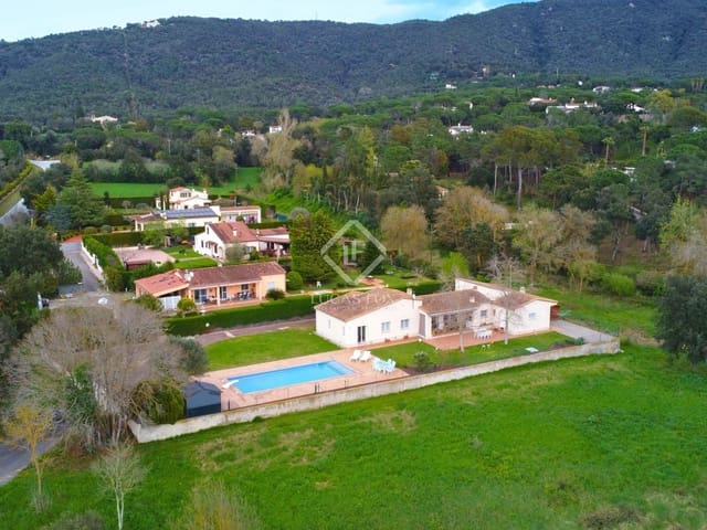 4 bedroom Villa for sale in Santa Cristina d'Aro with pool garage - € 710,000 (Ref: 8902742)
