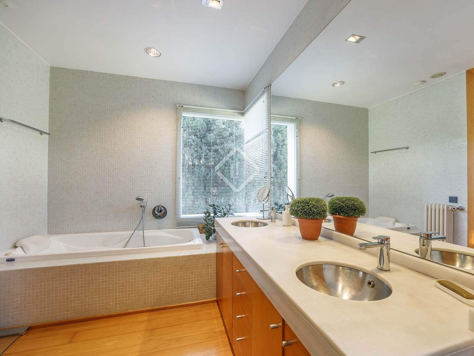 7 bedroom Villa for sale in Godella with pool - € 2,200,000 (Ref: 8910029)