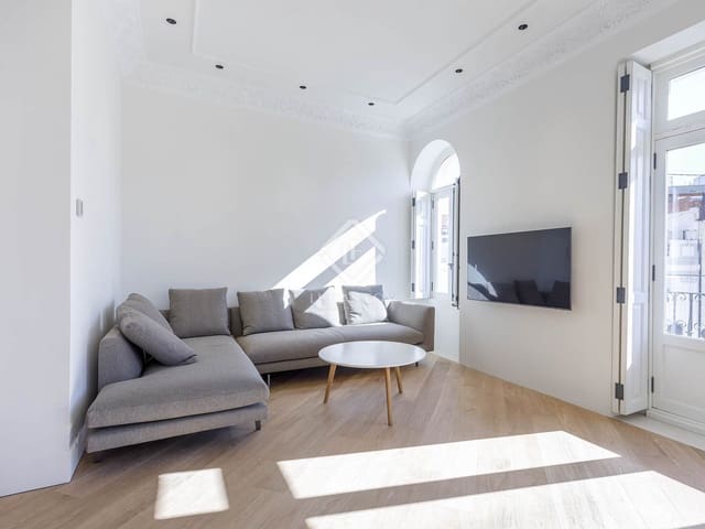 3 bedroom Apartment for rent in Valencia city - € 4,000 (Ref: 8910112)