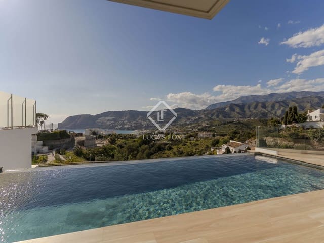 Chalet de 3 habitaciones en La Herradura, Almuñécar en venta con piscina garaje - 1.099.000 € (Ref: 8910587)