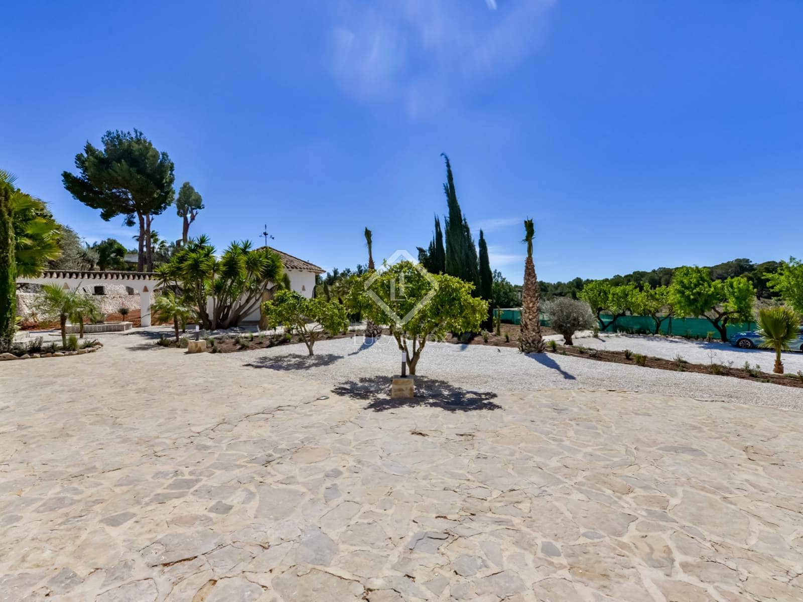 5 bedroom Villa for sale in Altea with pool garage - € 1,495,000 (Ref: 8914574)