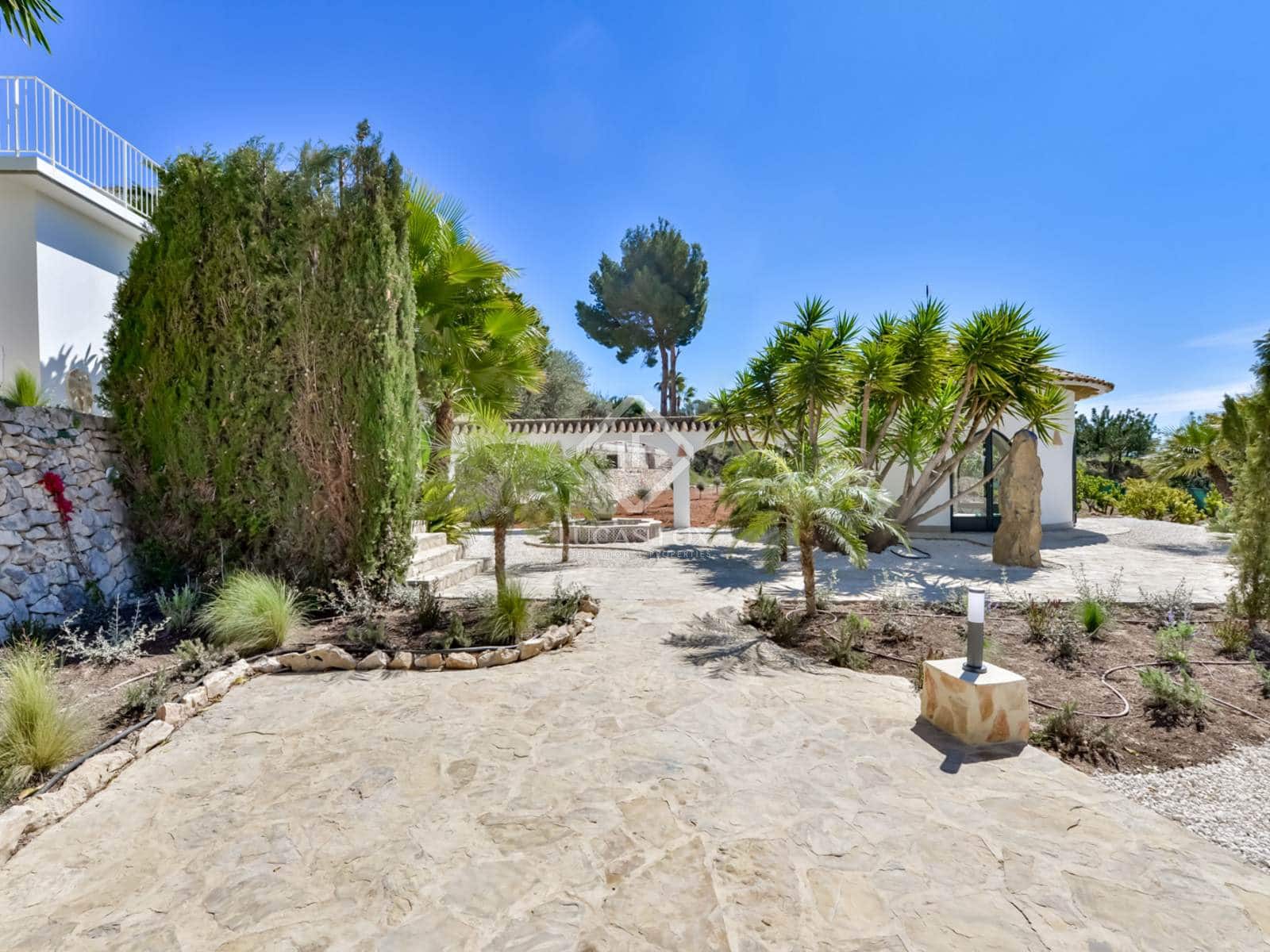 5 bedroom Villa for sale in Altea with pool garage - € 1,495,000 (Ref: 8914574)