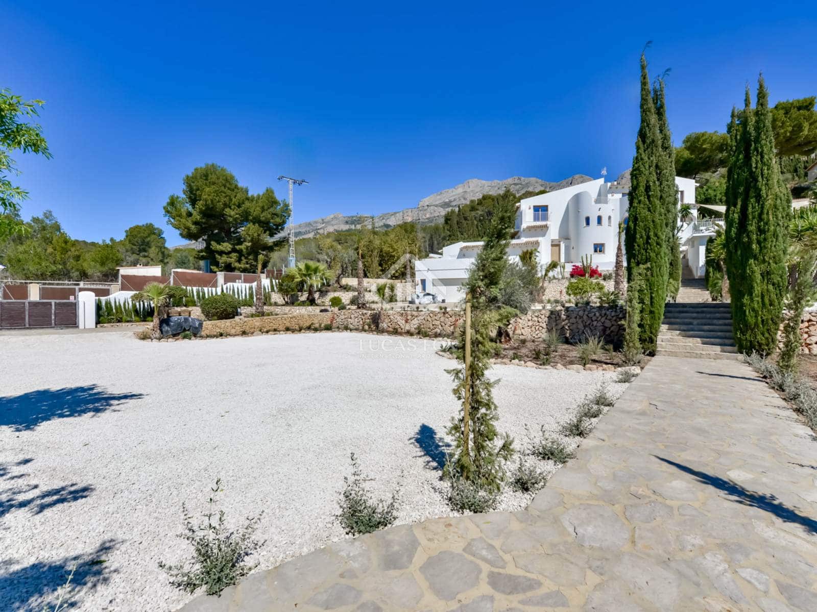 5 bedroom Villa for sale in Altea with pool garage - € 1,495,000 (Ref: 8914574)
